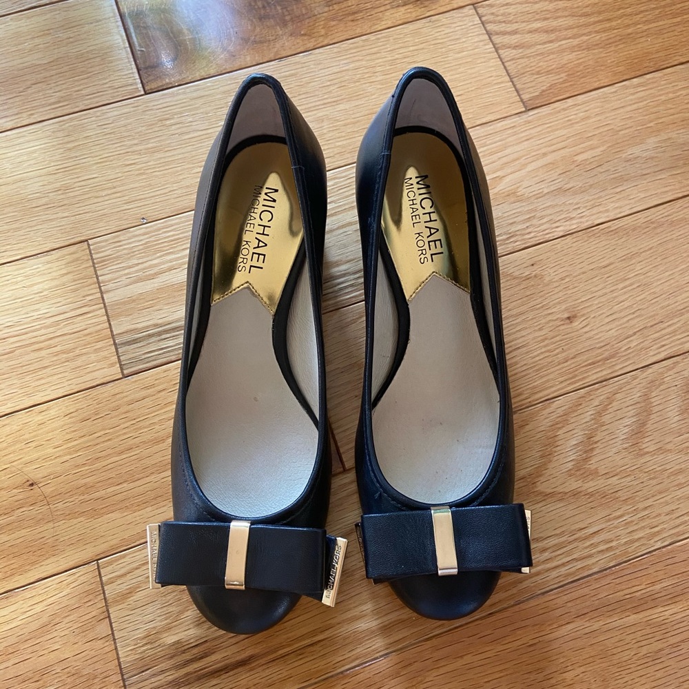 Micheal Kors bow detail low heel